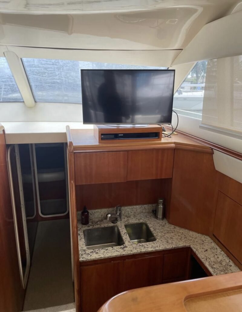 50ft Azimut available in Miami with 1 Jet Ski included for one hrs. - Image 3